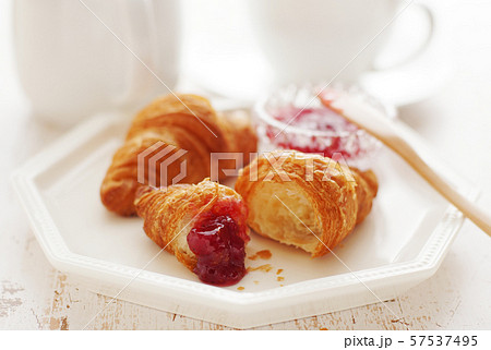 コーヒーとクロワッサン　苺ジャムを添えて 57537495
