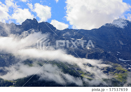 スイス、グリンデルワルトの風景、アイガー 57537659