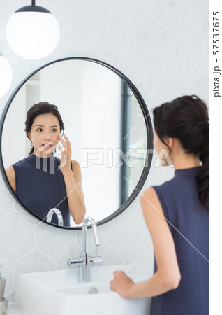 バスルーム　若い女性 57537675