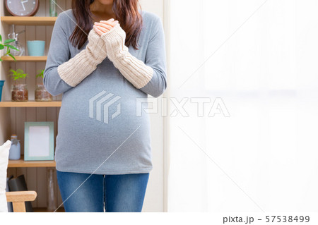 アームウォーマーを着用する妊婦 57538499