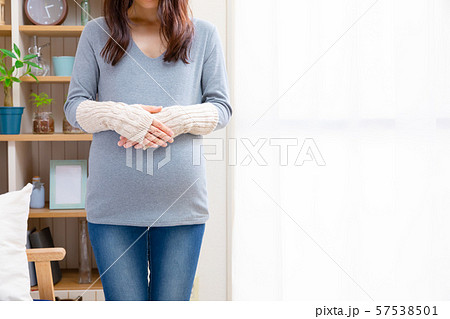 アームウォーマーを着用する妊婦 アームウォーマーを着用する妊婦 57538501