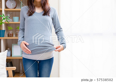 腹巻きを着用する妊婦 腹巻きを着用する妊婦 57538502