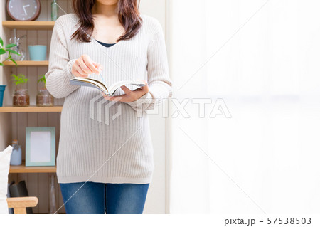 読書する妊婦 読書する妊婦 57538503