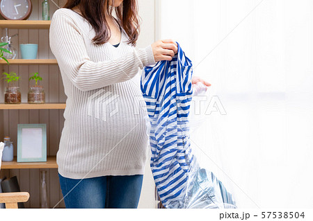 断捨離する妊婦 断捨離する妊婦 57538504