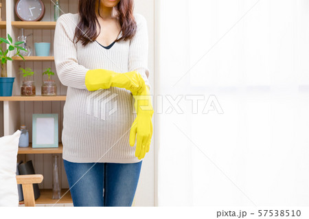 ゴム手袋をする妊婦 57538510