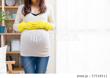 ゴム手袋をする妊婦 ゴム手袋をする妊婦 57538511