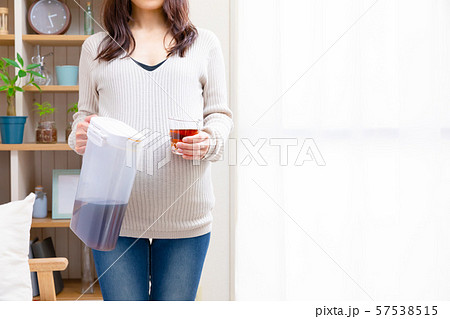 麦茶を飲む妊婦 57538515