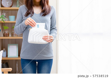 ナプキンをポーチに入れる女性 ナプキンをポーチに入れる女性 57538519