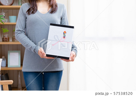 ギフトを持つ女性　熨斗　無地 57538520