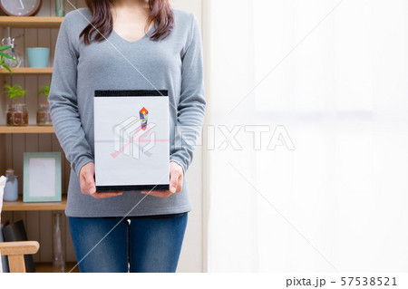 ギフトを持つ女性　熨斗　無地 57538521