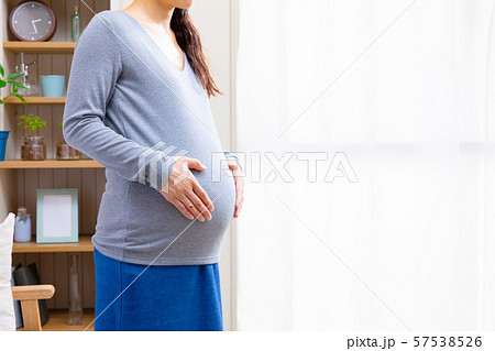 妊娠後期の女性 57538526