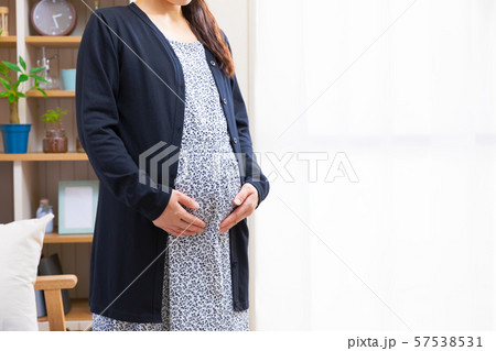 ルームウェアの妊婦 57538531