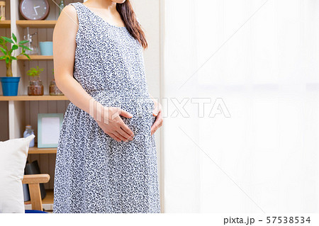 臨月の妊婦 57538534