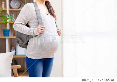 外出する妊婦 外出する妊婦 57538538