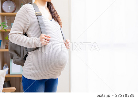 外出する妊婦 57538539
