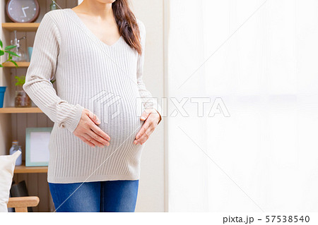 臨月の妊婦 臨月の妊婦 57538540