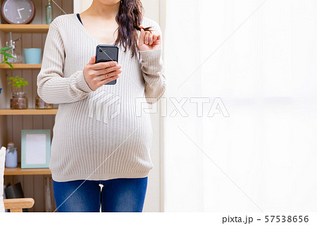 髪が痛んで悩む妊婦 髪が痛んで悩む妊婦 57538656