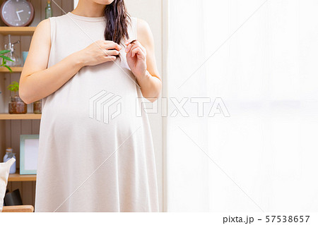 髪が痛んで悩む妊婦 57538657
