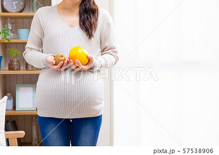 グレープフルーツとキウイを持つ妊婦 57538906