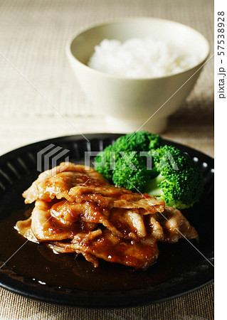 豚ロースのジューシー生姜焼きとご飯 57538928