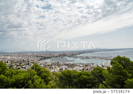 丘の上から見下ろすマヨルカの港と街並み 57539174