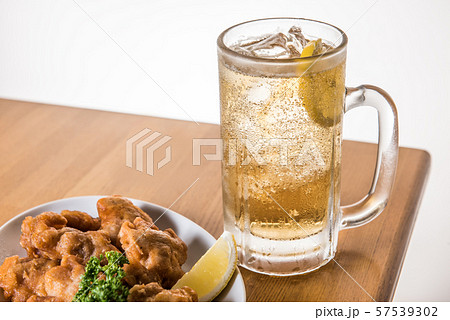 ハイボールと若鶏の唐揚げ ハイボールと若鶏の唐揚げ 57539302
