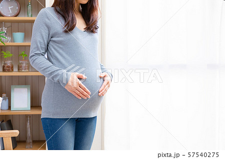 臨月の妊婦 臨月の妊婦 57540275