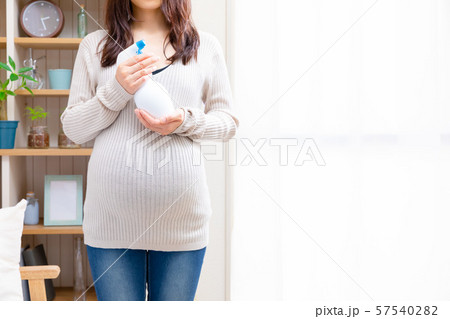 除菌スプレー持つ妊婦 57540282