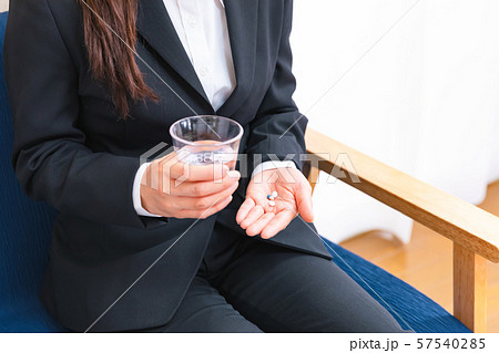 薬を飲むビジネスウーマン 57540285