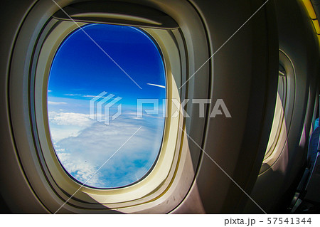 飛行機の窓から見える雲と空 飛行機の窓から見える雲と空 57541344
