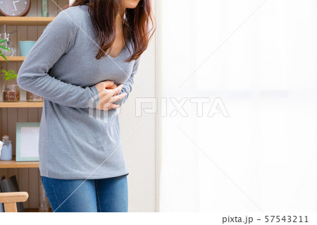 腹痛の女性　病気やストレスなど様々な症状 57543211