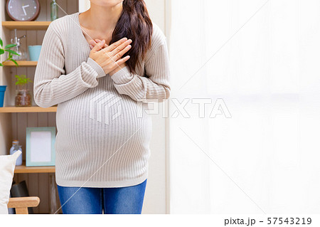 胸を抑える妊婦 様々な疾患 胸を抑える妊婦 様々な疾患 57543219