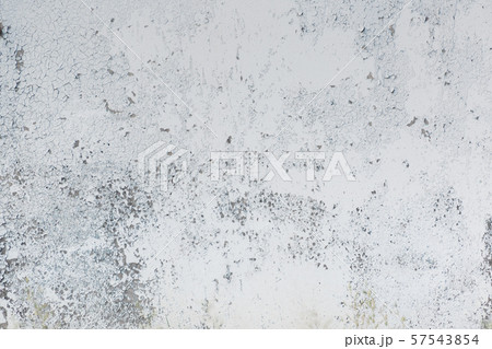 Light wall with cracked peeling paint. Backgrounds 57543854