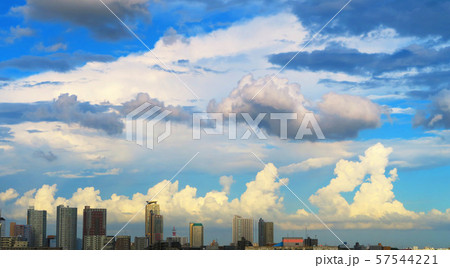 埼玉県川口市方面のビル群と空の風景 57544221