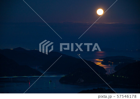 満月の夜の瀬戸内海の風景 57546178