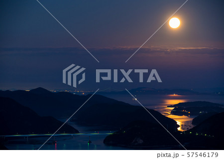 満月の夜の瀬戸内海の風景 満月の夜の瀬戸内海の風景 57546179