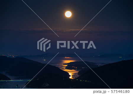 満月の夜の瀬戸内海の風景 満月の夜の瀬戸内海の風景 57546180