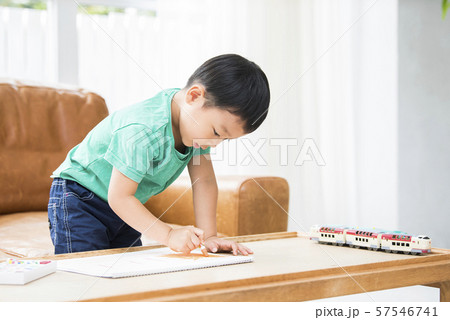 お絵描きをする男の子 57546741