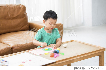 粘土で遊ぶ男の子 57547135