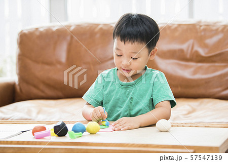粘土で遊ぶ男の子 粘土で遊ぶ男の子 57547139