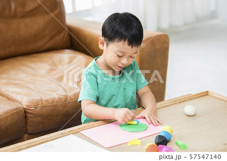 粘土で遊ぶ男の子 57547140