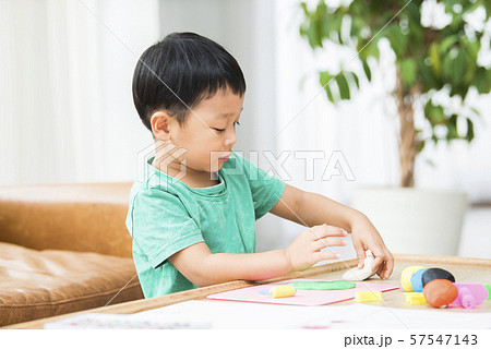 粘土で遊ぶ男の子 粘土で遊ぶ男の子 57547143