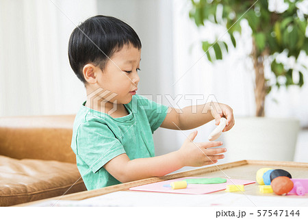 粘土で遊ぶ男の子 粘土で遊ぶ男の子 57547144