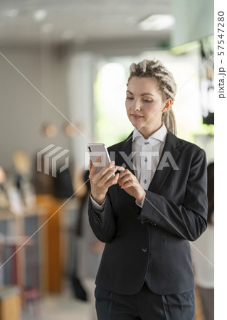 ビジネスウーマン(ロシア人）スマホ操作 57547280