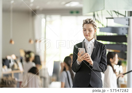 ビジネスウーマン(ロシア人）スマートホン 57547282