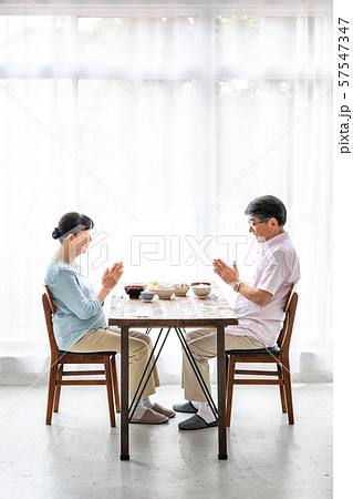 シニア夫婦の食事(縦位置) シニア夫婦の食事(縦位置) 57547347