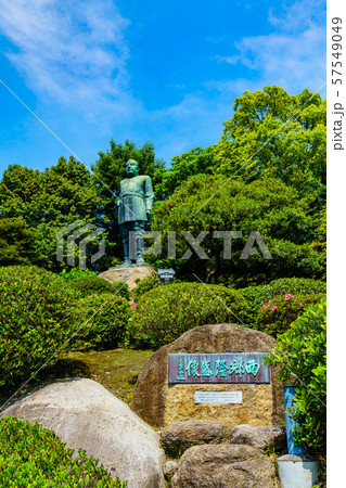 鹿児島市内の観光スポット:郷土の英雄であり明治維新を代表する志士の西郷隆盛の銅像(城山と青空を背に) 鹿児島市内の観光スポット:郷土の英雄であり明治維新を代表する志士の西郷隆盛の銅像(城山と青空を背に) 57549049