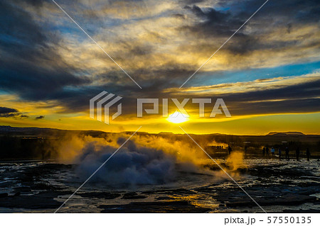 ゲイシール間欠泉と朝焼け(アイスランド) ゲイシール間欠泉と朝焼け(アイスランド) 57550135