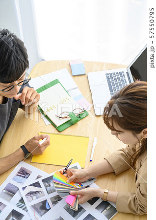ミーティング・資料・打ち合わせ／机上イメージ 57550795