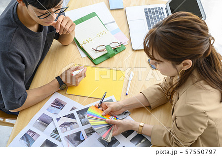 ミーティング・資料・打ち合わせ／机上イメージ 57550797